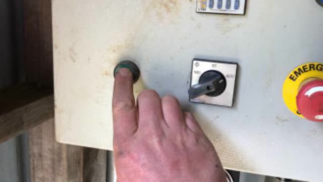 <p>Ensure that the bottom switch is set in the AUTO position and press START. Then go back to your hard hose and ensure water starts to come out End Gun - this may take 5-10 minutes</p>