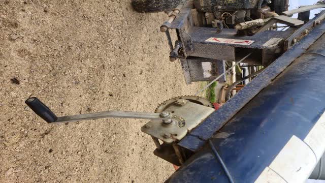<p>Wind lever to lift height of auger to silo</p>
