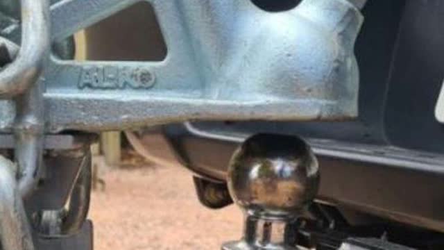 <p>Line up the tow ball with the trailer hitch</p>