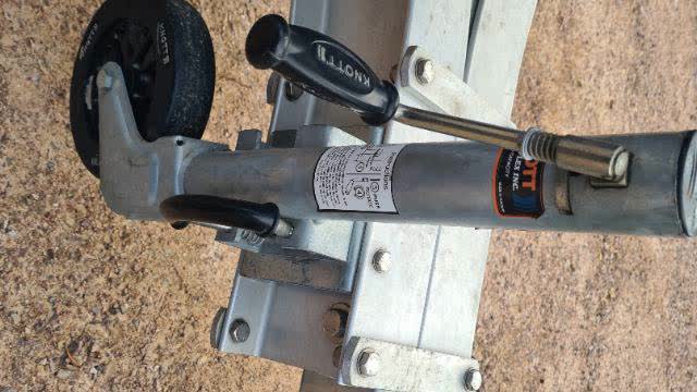 <p>Wind the jack to allow the hitch to drop on to the tow ball.</p>