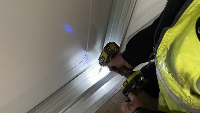 <p>Screw off wall for using two tech screws per bay.</p>
