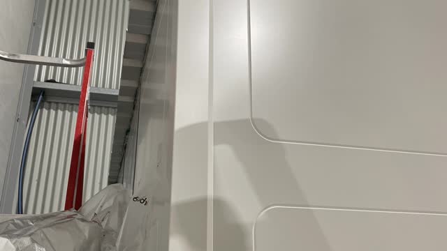 <p>Fit and place corner flashings.</p>
