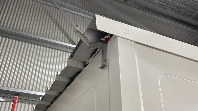 <p>Screw in 4 brackets along the back.</p>
