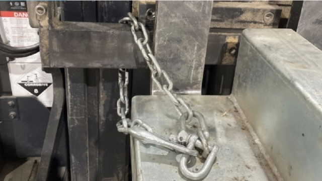 <p>Make sure to attach the safety chain and lock it on.</p>
