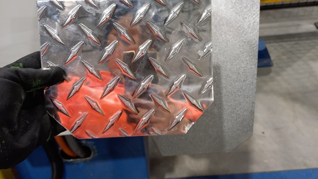 <p>Using the angle grinder cut the metal strap (make sure to hold it so it doesnt hit you), then cut the end of the coil into the same shape as the Aluminium template.</p>

