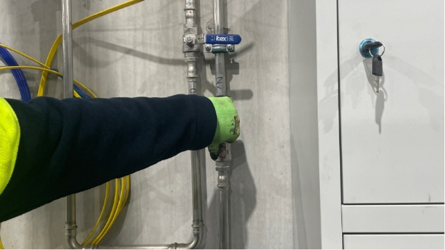 <p>Turn the gas ON. [turn the handle in line with the pipe].</p>
