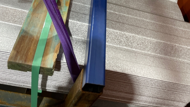 <p>Place blue short Top-bars across the stilage on both ends.</p>
