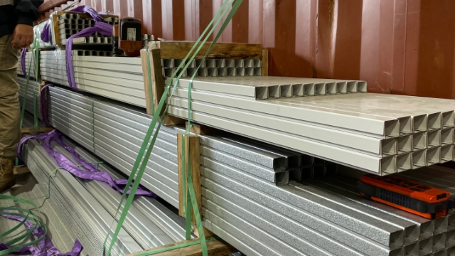 <p>Using the hoops on the container, loop the green strap through the hoop and around the items and tighten with the strapper.</p>
