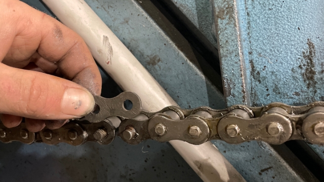 <p>Take off the chain link plate.</p>