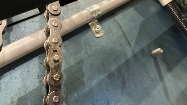 <p>Put the pin link plate and spring clip on.</p>