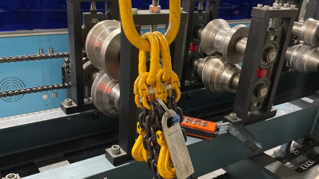 <p>Attach the chain slings to crane.</p>
