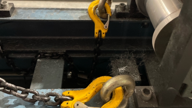 <p>Attach the chains to the lift points on the cassette.</p>