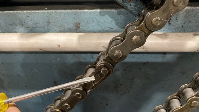 <p>Remove the spring clip.</p>