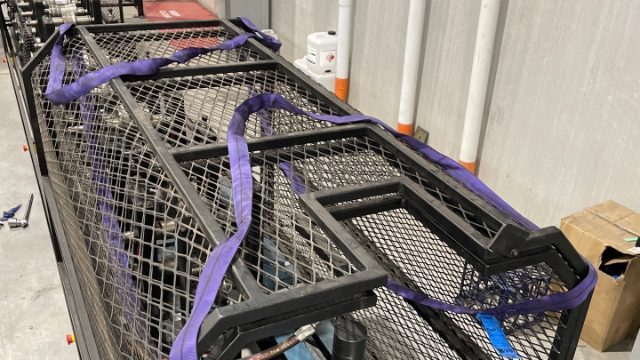 <p>Put a 4meter sling on cage, ensure its not twisted.</p>