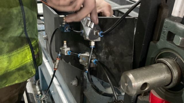 <p>Disconnect ALL the lubricant lines.</p>