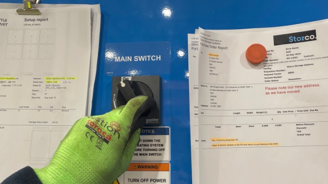 <p>Turn OFF the main switch on the console.</p>