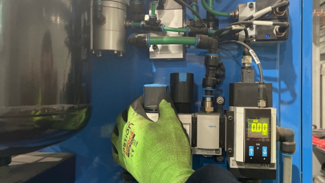 <p>At the back of the machine turn the air OFF.</p>