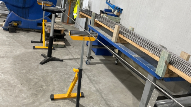 <p>Place one rod onto the rollers.</p>