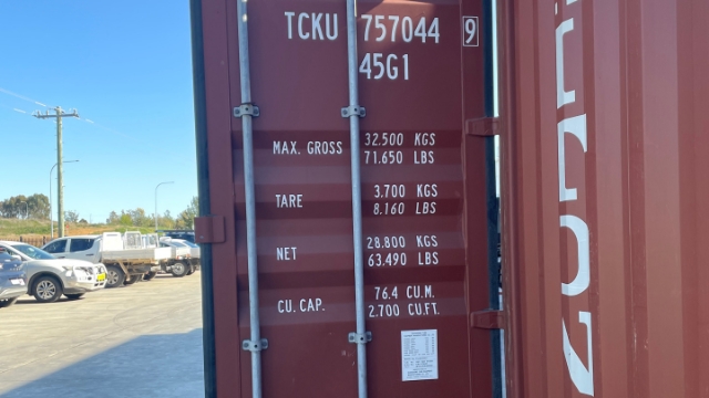 <p>Read the information on the front of the container to know the weight you can store in it. Take photos of this information. Later you will need this information (Container number and TARE weight) for the paperwork.</p>