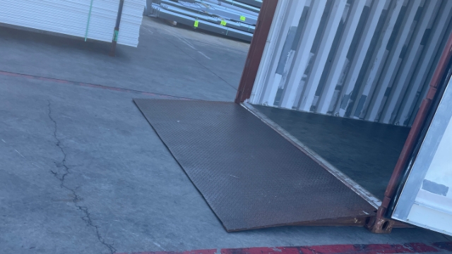 <p>Ramp in place. Prepping the closed top container is now complete.</p>
