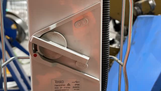 <p>Turn the de-coiler main isolator switch (power switch) to On.</p>