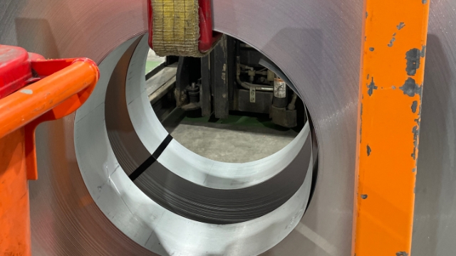 <p>Make sure that the red corners and strap is centered and make sure that the coil unwind direction is facing the right way.</p>