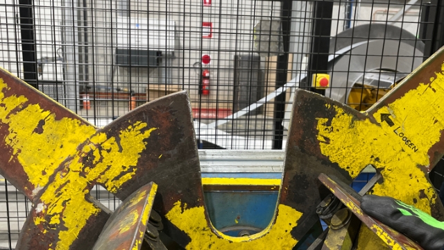 <p>Make sure the gap on the de-coiler is facing up, so you can remove the red corners and sling later.</p>