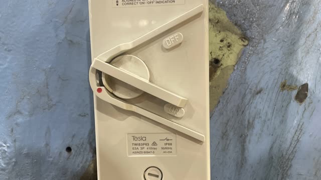 <p>Turn the hole punch power switch to ON.</p>