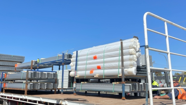<p>Make sure all the products are strapped to the stillage when it has more than 1 pack in it. (Example: this stillage has CNRs, RD Tracks and few Channel packs)</p>