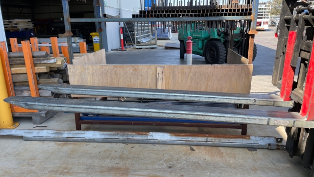 <p>Put on forklift tyne extension slippers/ extension jib which is placed behind the stillage with bars and stillage legs.</p>