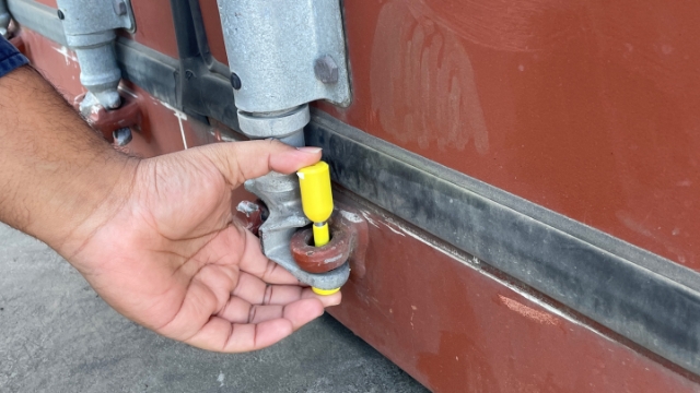 <p>Lock the seal into place.</p>
