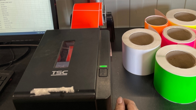 <p>Sticker printer. If you need to change the sticker colour, follow the next steps.</p>
