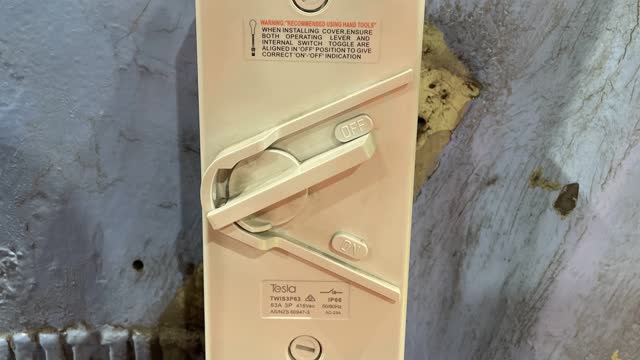 <p>Turn the hole punch power switch to Off.</p>