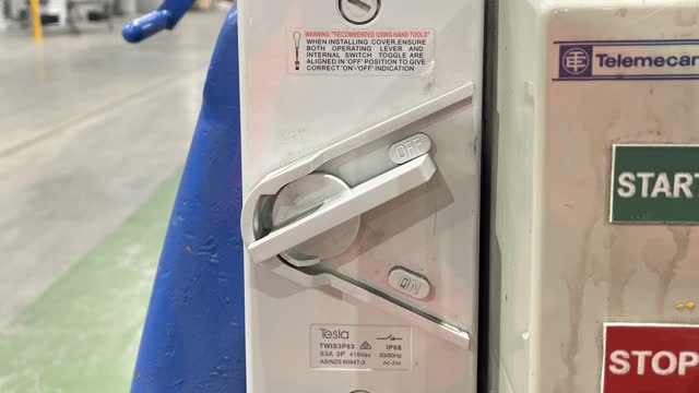 <p>Turn the notch machine power switch to Off.</p>