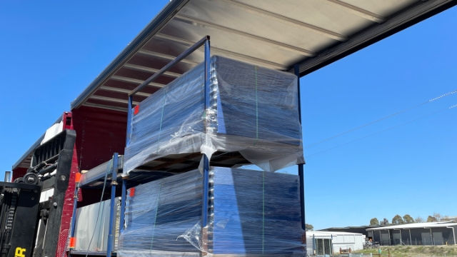 <p>The long bars only go on one side of the stillage (outside)</p>