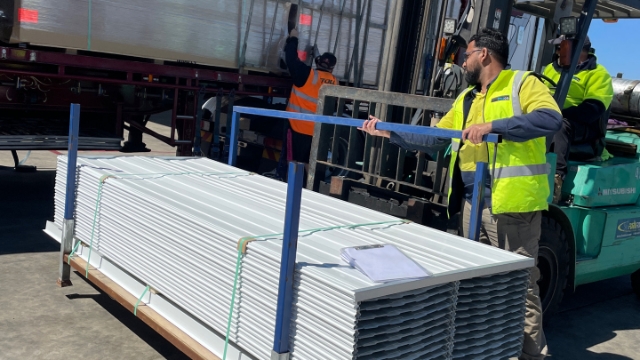 <p>Add in the long bars. Long bars are used for the products that are prone to damages (V5000, Swing Doors, Channels) This avoid the straps from damaging the items while strapping down to the truck.</p>