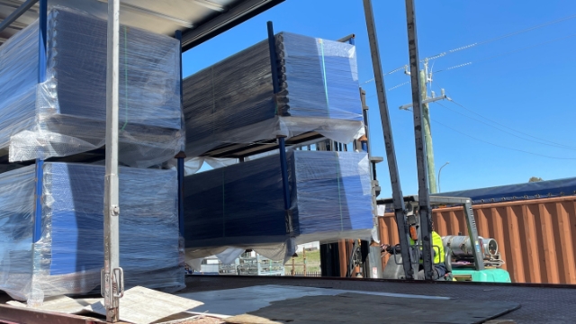 <p>The other long bar will go on the other side of the other stillage (outside)</p>