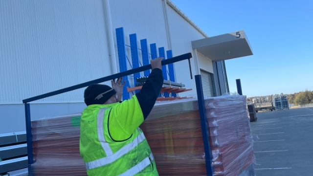 <p>Place the long bars accorss the stillage to avoid damages to the product when strapping down the stillages onto the truck.</p>
