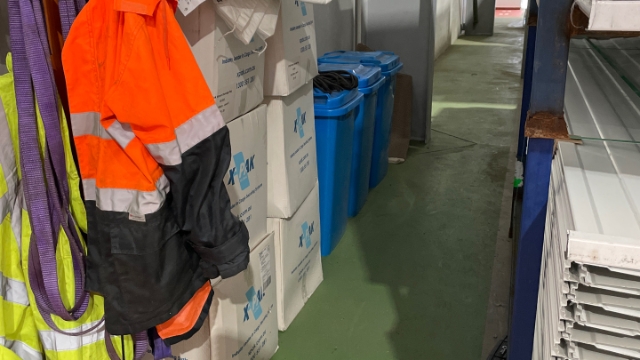 <p>Put all rubbish in the bin and everything back in its place. The open top container closing process is complete.</p>