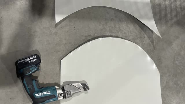 <p>Using the shears cut a curved edge on the lead edge of new coil.</p>