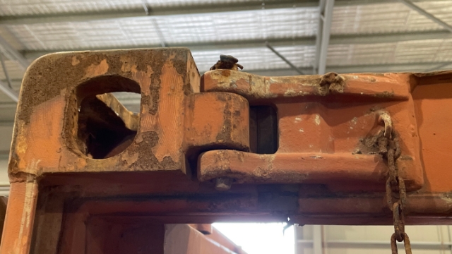 <p>Remove the pin from the front bar.</p>