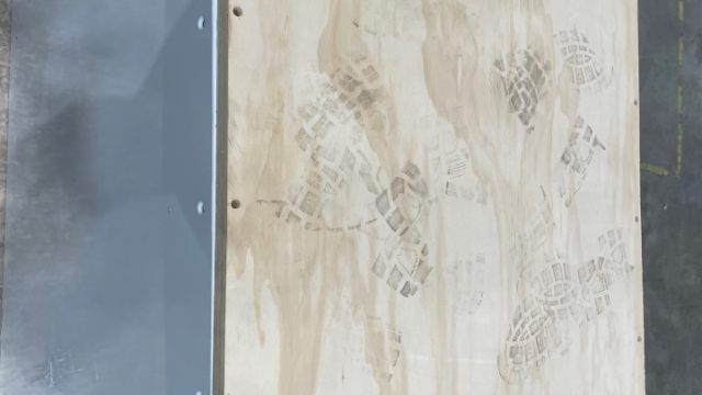 <p>Place the timber support shelf on top of the side panels.</p>