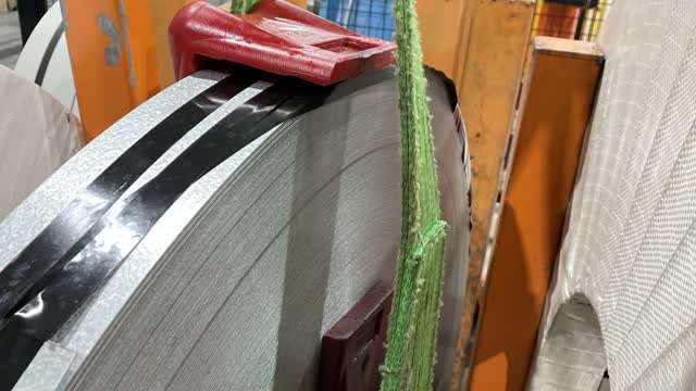 <p>New coil. 2 red corners on top and middle of coil. Make sure to use the right sling.</p>
