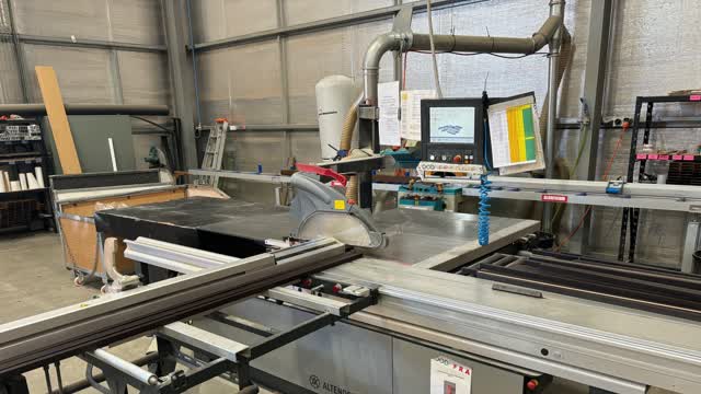 <p>Turn off saw when cutting is completed & remove all offcuts or rubbish from the bed to ensure next operator starts safely.</p>