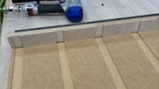 <p>Set up "up stand" or "comb" to ensure extrusion stays as upright as possible when assembling</p>
