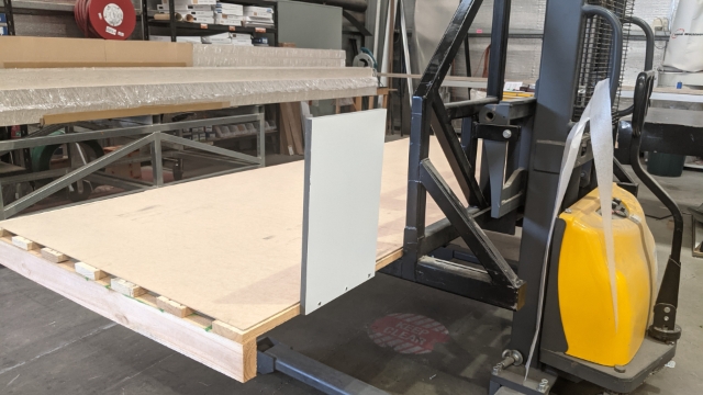 <p>Aluminium lengths are slippery & unstable. Screw minimun two stabilising boards to edge of pallet.</p>
