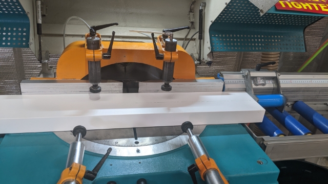<p>Load beam, move up against stop, HOLD beam in place, flick black switch to clamp.</p>