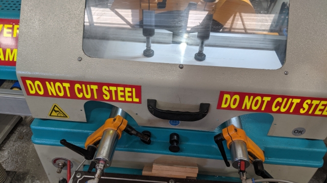<p>When work piece is clamped close the lid in preparation of cutting.</p>