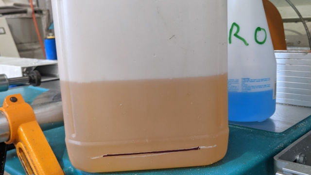 <p>If container is empty add cutting fluid up to marked line then fill container with water. Note: Machine must not be operated without cutting fluid.</p>
