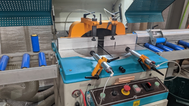 <p>This is the aluminum saw.</p>